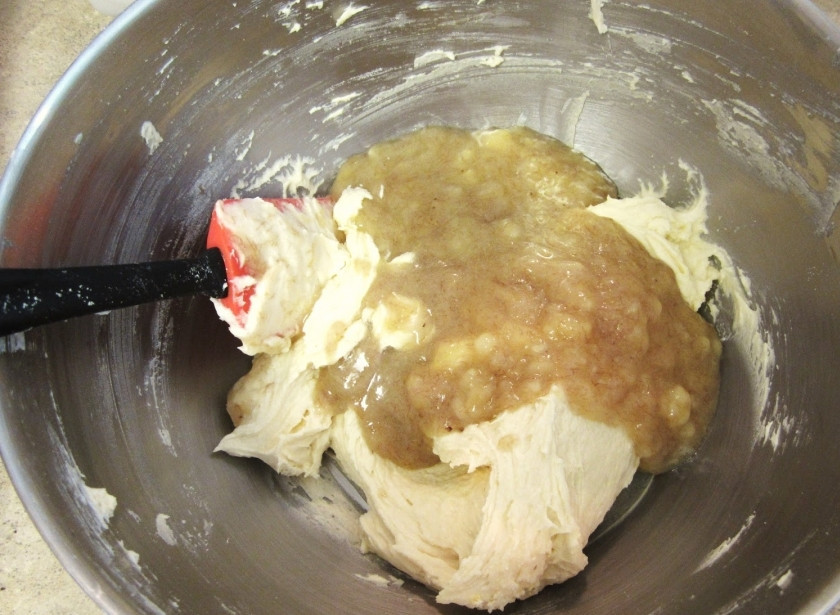 1. Этап. Банановые капкейки: Разотрите бананы в пюре. Это можно сделать вилкой. И добавьте в тесто для капкейков.