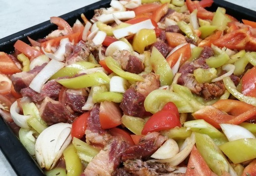 1. Этап. Говядина с овощами запеченная: И аккуратно перемешать. Сделать соус: смешать теплую воду и томатную пасту. Полить им мясо с овощами.