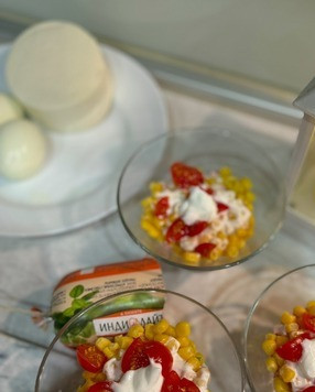 1. Этап. Салат Лёгкость: Третий слой - нарезанные помидоры и йогуртовая заправка