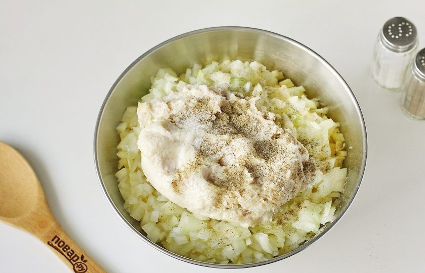 1. Этап. Начинка для вареников: Затем добавьте перекрученное заранее на мясорубке свежее сало, соль по вкусу и молотый перец. Можно добавить любимые специи.