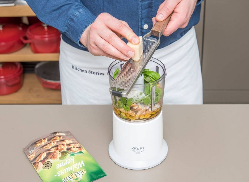 1. Этап. Паста-салат с Песто: 4. В это время сделайте соус. В блендере смешайте базилик, тёртый пармезан, масло, соль и орехи. Всё измельчите.