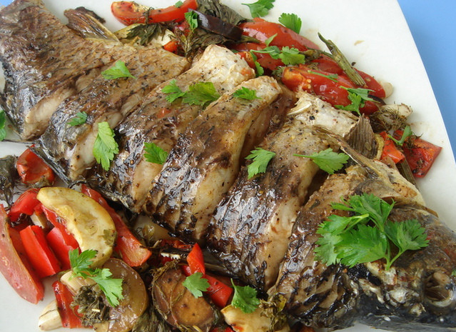 1. Этап. Линь с овощами: 4. Классический рецепт линя с овощами выглядит именно так. Перед подачей можно порезать рыбу порционно - так блюдо будет выглядеть красивее, эстетичнее и аппетитнее на блюде. По желанию, можно приготовить линя с грибами и к основным овощам добавить кольца баклажанов.