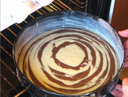 1. Этап. Бисквитный пирог Зебра: 4. Теперь нашу форму с тестом поставим в духовку, разогретую до 180 градусов, и первые 30 минут запекаем, не открывая духовку. Это нужно, чтобы тесто не опало. Готовим всего примерно 45 минут.