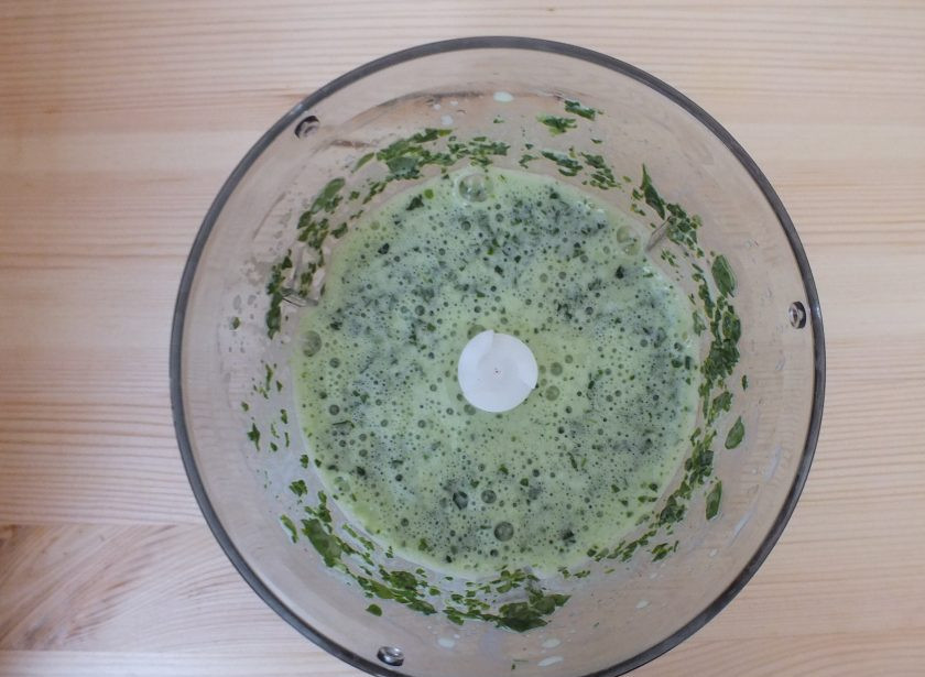 1. Этап. Оладьи со шпинатом: Пробейте в пульсовом режиме до однородного состояния.