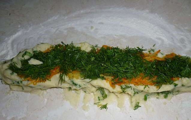 1. Этап. Фаршированный осетр: Затем в удобную посуду выкладываем солями: сначала картофельную начинку, далее зажарку и последним мелко нарезанный укроп.