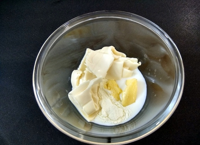 1. Этап. Сырный соус на скорую руку: 2. Соедините все в глубокой мисочке, предварительно нарезав сыр небольшими кусочками. Отправьте в микроволновку. На максимальной мощности прогрейте 15 секунд.