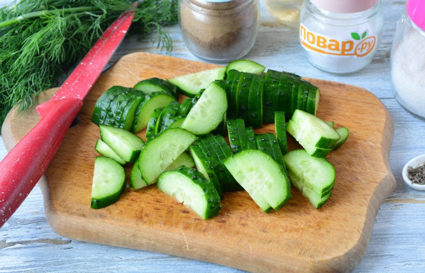 1. Этап. Шведский салат из огурцов: Огурцы нарежьте полукольцами.