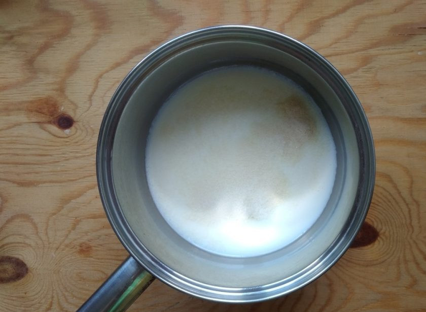 1. Этап. Молочные желейные конфеты: 3. Потом растворите в нём желатин (или следуйте по инструкции на упаковке).