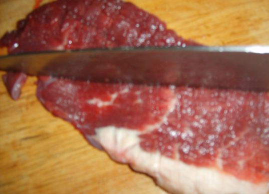 1. Этап. Говядина в сухарях: Говядину промываем под проточной водой и нарезаем на равные куски. Удаляем ненужную пленку и жир.