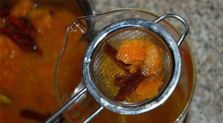 1. Этап. Сироп из апельсинов: 5. Снимите с плиты и дайте настояться отвару несколько часов под крышкой, после чего - процедите.