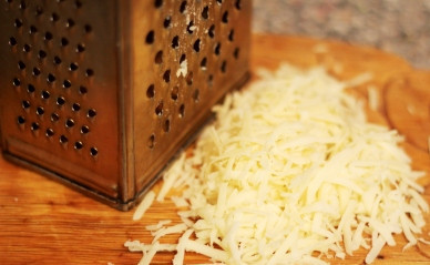 1. Этап. Гренки с яблоками: На крупной терке натираем твердый сыр.