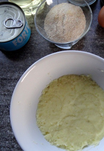 1. Этап. Картофельные шарики с тунцом: Сделать из картофеля пюре.