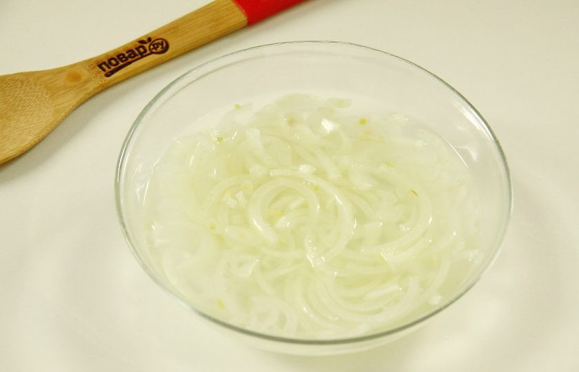 1. Этап. Салат Ананас: 2. Лук нарежьте полукольцами и замаринуйте на 30 минут. Для маринада смешайте 1 ч. л. сахара, 0,5 ч. л. соли, 1ст. л. 6% уксуса и 1 стакан кипятка.