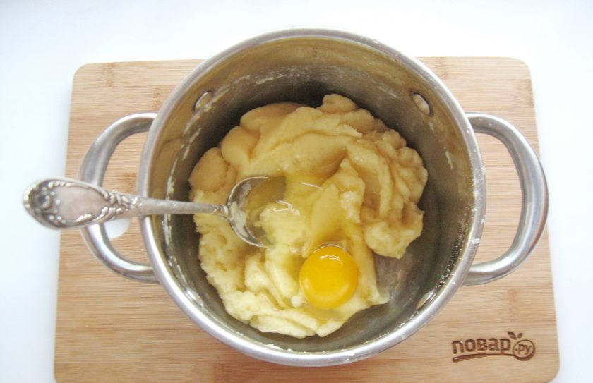 1. Этап. Профитроли с кракелюром: Немного охладите тесто и по одному добавьте яйца.