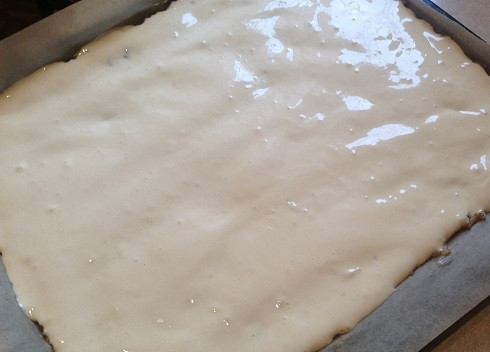 1. Этап. Торт из яблочного рулета: 4. Разравниваем тесто.