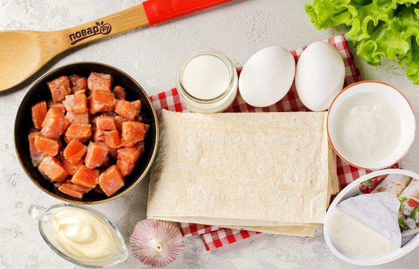 1. Этап. Лаваш с семгой: Подготовьте все ингредиенты. Филе сёмги нарежьте тонкими пластинами или небольшими кубиками.