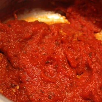 1. Этап. Пицца Калифорния: Ставим кастрюльку на умеренный огонь и варим все это дело до тех пор, пока масса не уменьшится в объеме примерно вдвое.