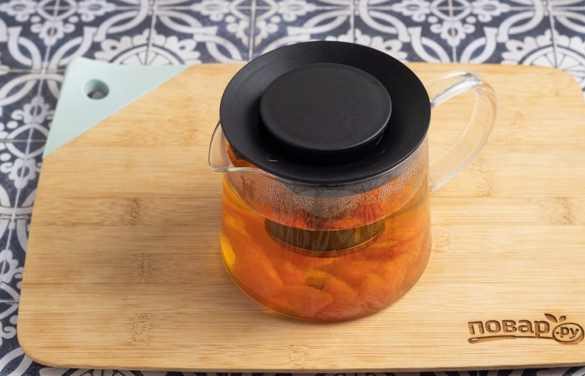 1. Этап. Чай с грейпфрутом: Накройте чайник крышкой и оставьте на 5-10 минут завариться.
