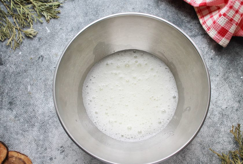 1. Этап. Снежки из белков: Белки перелейте в глубокую миску, которую предварительно протерли водкой или спиртом для обезжиривания и вытерли насухо. Добавьте в белки щепотку соли и взбейте их миксером до белой пены.