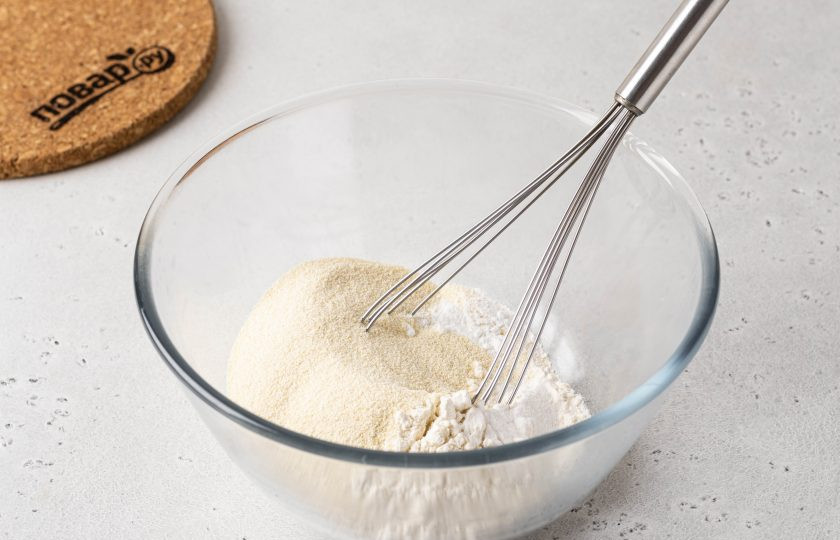 1. Этап. Постный пирог с мандаринами: В отдельной миске смешайте муку с манкой, содой и разрыхлителем.