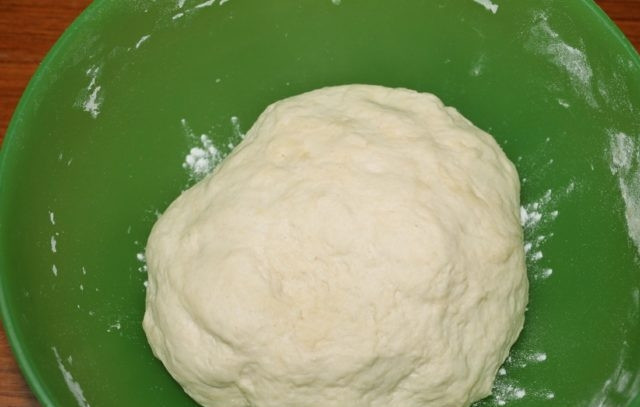 1. Этап. Быстрые мини пиццы: 3. Оставьте тесто на столе на 10 минут. Приготовьте томатный соус из протертых или мелко нарезанных помидоров, добавив к ним оливковое масло, соль, черный перец и орегано.