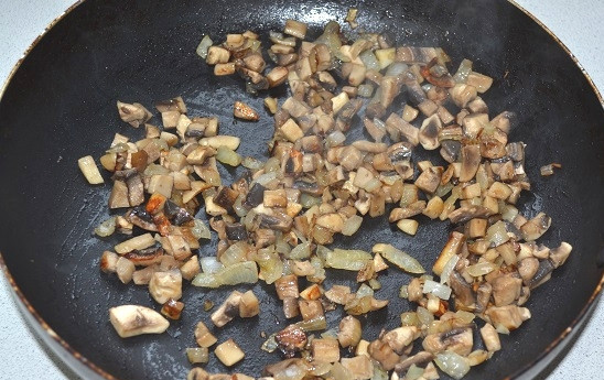 1. Этап. Салат Диана: 7. Жарьте на среднем огне минут 5-7, помешивая. Посолите и поперчите по вкусу.