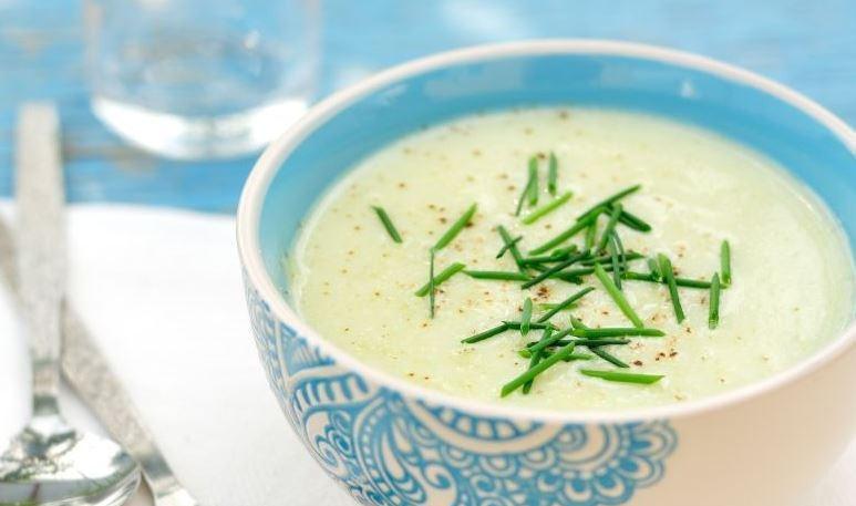 1. Этап. Холодный суп-пюре из кабачков: Разлейте суп по тарелкам и дайте ему остыть. Вымойте зелень и мелко ее нарубите. Присыпьте суп зеленью и подавайте к столу.