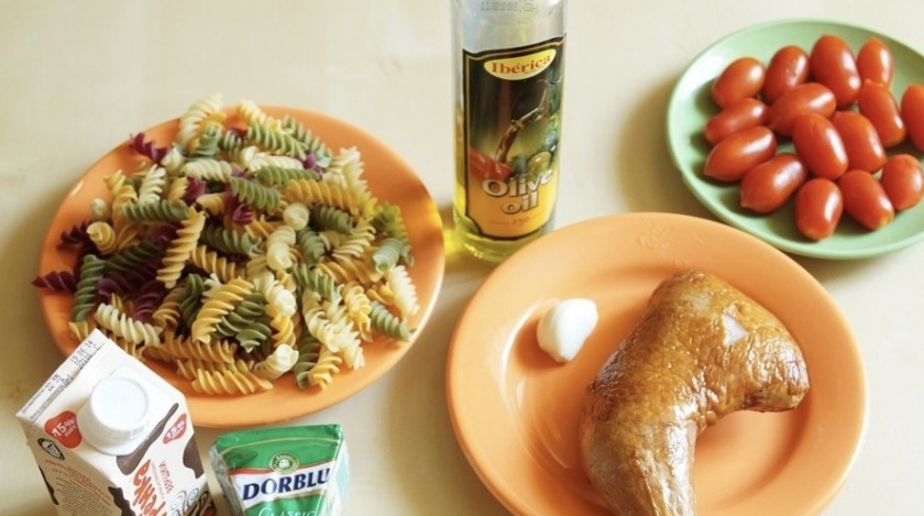 1. Этап. Паста с копченой курицей: Первым делом необходимо подготовить ингредиенты. Макароны ставим на плиту вариться (отвариваем их в подсоленной воде). В воду также я добавляю столовую ложку растительного масла (в данном случае — оливковое). Как только макароны будут готовы, отбросьте их на дуршлаг, чтобы вся лишняя жидкость стекла.