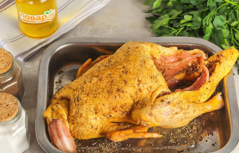 1. Этап. Утка по-чешски: Утку промойте в воде, обсушите бумажными салфетками внутри и снаружи. Перемешайте все специи и приправы, натрите ими утку внутри и снаружи и оставьте минимум на 2 часа при комнатной температуре, а лучше — в холодильнике на ночь.