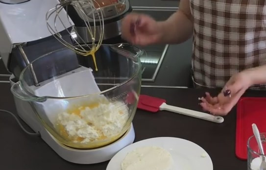 1. Этап. Творожный торт в мультиварке (и без неё): 2. Далее в чашу отправьте половину творога и перемешайте.