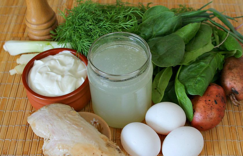 1. Этап. Холодный суп из шпината: Подготовим ингредиенты. Куриную грудку, картофель и яйца отвариваем заранее.