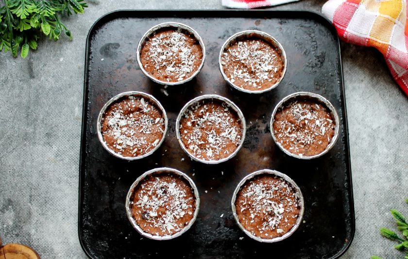 1. Этап. Шоколадные кексы из кокосовой муки: Разложите тесто по формочкам для кексов на 3/4 высоты и разровняйте верх. При желании посыпьте сверху кокосовой стружкой.