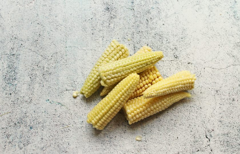 1. Этап. Мини-кукуруза в банке на зиму: Очистите кукурузу от внешней оболочки и отрежьте хвостики, вымойте.