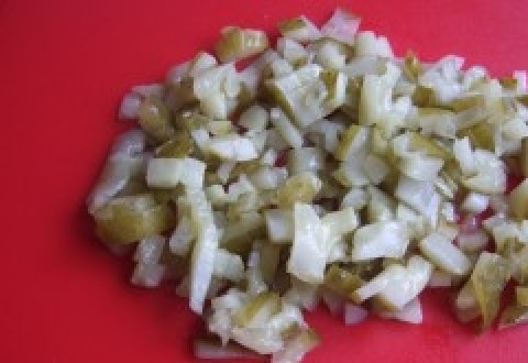 1. Этап. Cалат Башкирская красавица: Мелко нарежьте солёные огурцы.