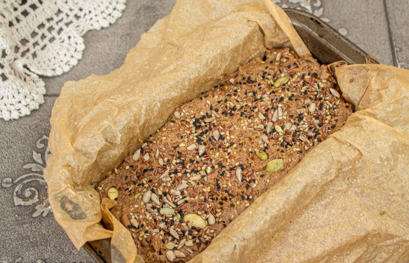 1. Этап. Льняной кето-хлеб: Посыпьте семечками и поставьте в заранее разогретую духовку до 180 градусов на 35-40 минут.