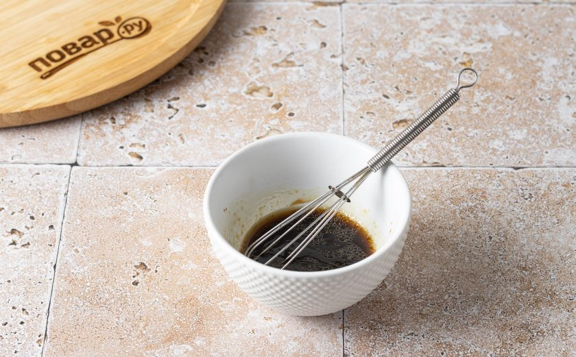 1. Этап. Брокколи с кунжутом: Смешайте соевый соус, рисовый уксус, кунжутное масло и рисовой сироп. Добавьте измельченный кунжут и еще раз перемешайте.