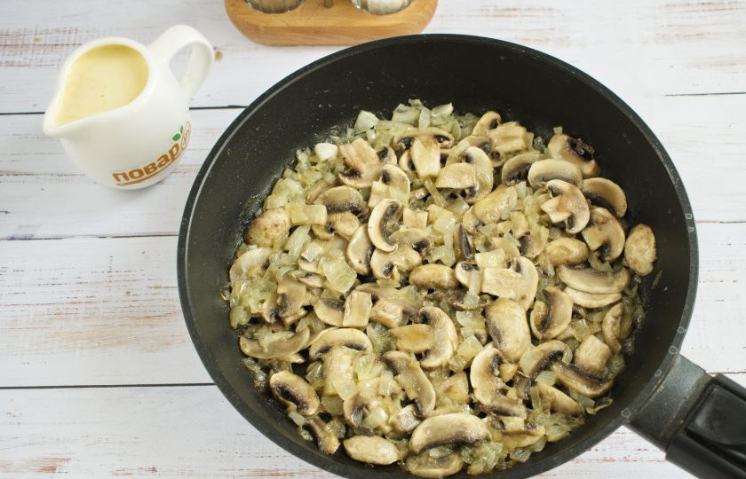 1. Этап. Суп-пюре с шампиньонами и картофелем: 3. Добавьте грибы и обжаривайте дальше. Посолите и поперчите.