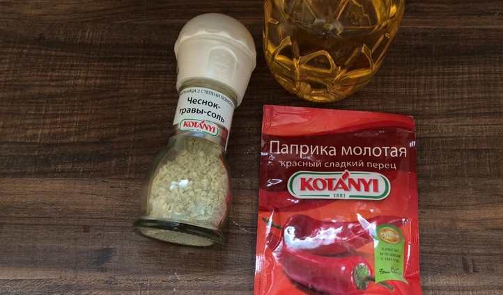 1. Этап. Картофельные снеки: Добавляем соль, специи и немного масла к картофелю, аккуратно перемешиваем.