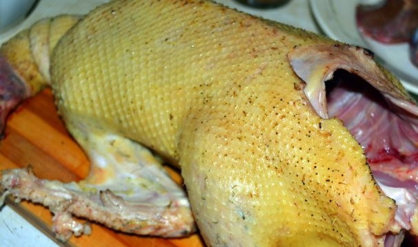 1. Этап. Утка с розмарином: У утки удалите все перья, помойте, выпотрошите и немного опалите на огне тушку птицы. В миске приготовьте соус: смешайте соевый и гранатовый соус с мёдом. Полностью промажьте тушку соусом внутри и снаружи, оставьте мясо мариноваться на 30 минут.