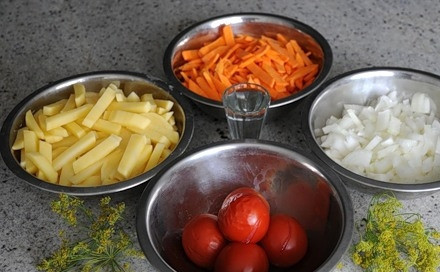 1. Этап. Уха из угря: Помидоры обдаем кипятком и очищаем от кожицы. Чистим и нарезаем овощи.