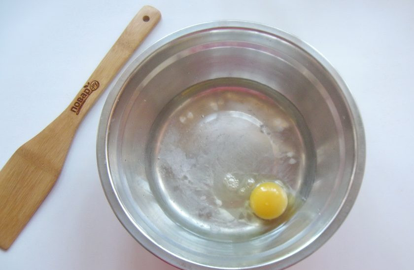 1. Этап. Торт закусочный Грибная фантазия: Приготовьте тесто для коржей. В миску разбейте яйцо и влейте четверть стакана воды.