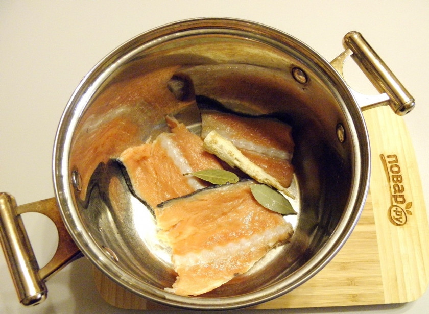 1. Этап. Рыбный суп классический: Рыбу для варки бульона положите в кастрюлю, добавьте корень петрушки, лавровый лист, соль. Залейте холодной водой, доведите до кипения и сварите бульон. Из готового бульона удалите хребты рыбы, процедите его через марлю. Если на хребтах много мяса, то снимите его и верните в бульон. Если варите из мелкой рыбешки, то ее после варки нужно выбросить, как и корень петрушки, специи. В среднем варите бульон минут 30.