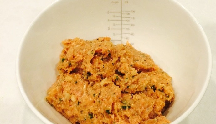 1. Этап. Фрикадельки из индюшиного фарша: 4. Тем временем нарубите мелко петрушку, натрите сыр. Смешайте фарш с петрушкой, сыром, панировочными сухарями, оставшимся луком и чесноком, добавьте кетчуп, яйцо, соль и перец по вкусу.