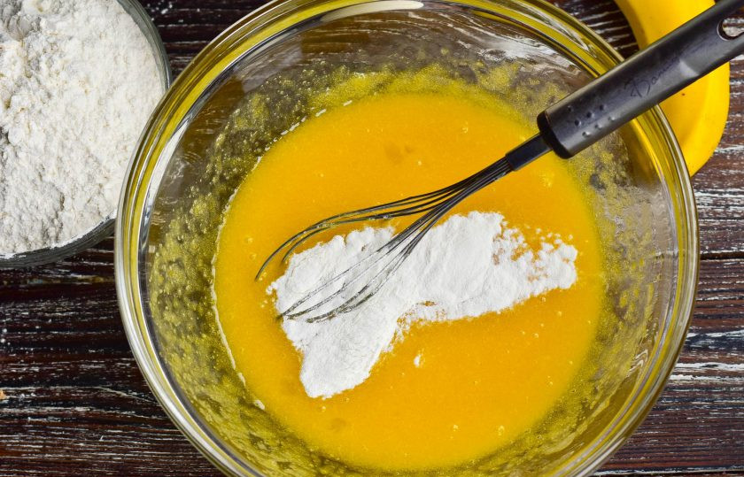 1. Этап. Медовик с бананом и киви: Добавьте разрыхлитель.