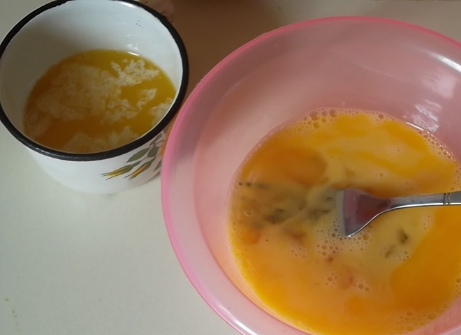 1. Этап. Пирог с луком и яйцами: 2. Для приготовления теста взбейте 2 яйца и растопите сливочное масло.