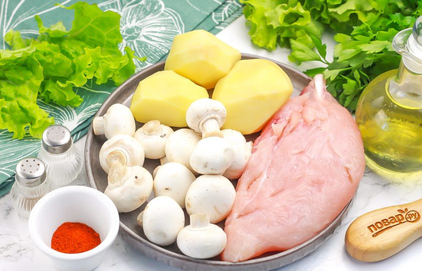 1. Этап. Индейка с картошкой и шампиньонами в духовке: Подготовьте указанные продукты. Грибы можно взять любые съедобные, главное — не маслянистые.