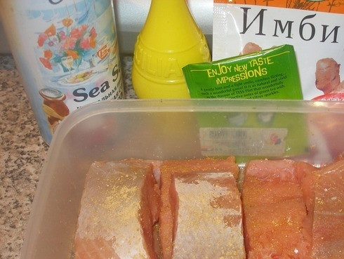 1. Этап. Кляр с пивом для рыбы: Рыбу вымойте и разделите на порционные куски. Удалите косточки и кожицу. Приготовьте маринад для рыбы. Для этого заварите крепкий зеленый чай, залив его кипятком. Добавьте в чай сок лимона, имбирь и соль. Хорошенько все перемешайте. Залейте маринадом рыбу и оставьте на полчаса.