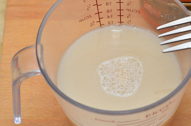 1. Этап. Пирожки с рыбой: 1. Многие хозяйки без труда сделают дрожжевое тесто, однако пошаговый рецепт приготовления пирожков с рыбой начну именно с него. В глубокой мисочке (желательно с высокими бортами) соединить дрожжи, теплую воду и сахар. Тщательно перемешать, чтобы дрожжи растворились. Накрыты полотенцем и оставить на некоторое время в теплом месте.