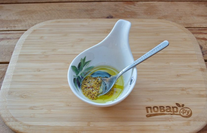 1. Этап. Салат из кальмаров и креветок: Для заправки возьмите немного растительного масла, бальзамический крем, щепотку сахара, горчицу с зернами, немного чесночка, выдавленного через пресс, и соль, перец молотый. Заправку смешайте.