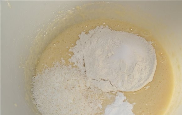 1. Этап. Бисквит в микроволновке: Выложить в миску, в которой будете готовить тесто, мягкое сливочное масло и сахарную пудру.